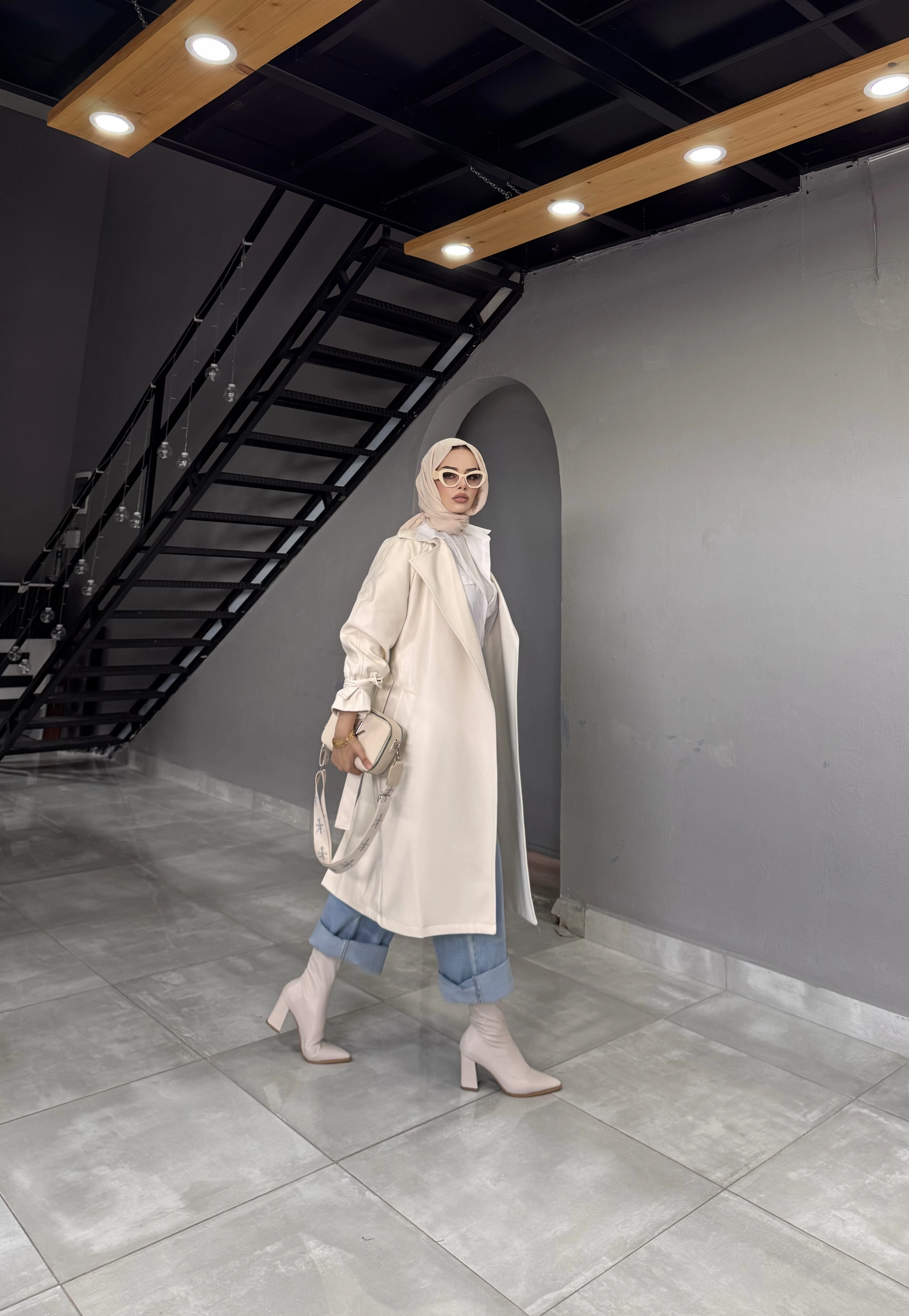 astarlı kemer detaylı taş rengi deri trenç