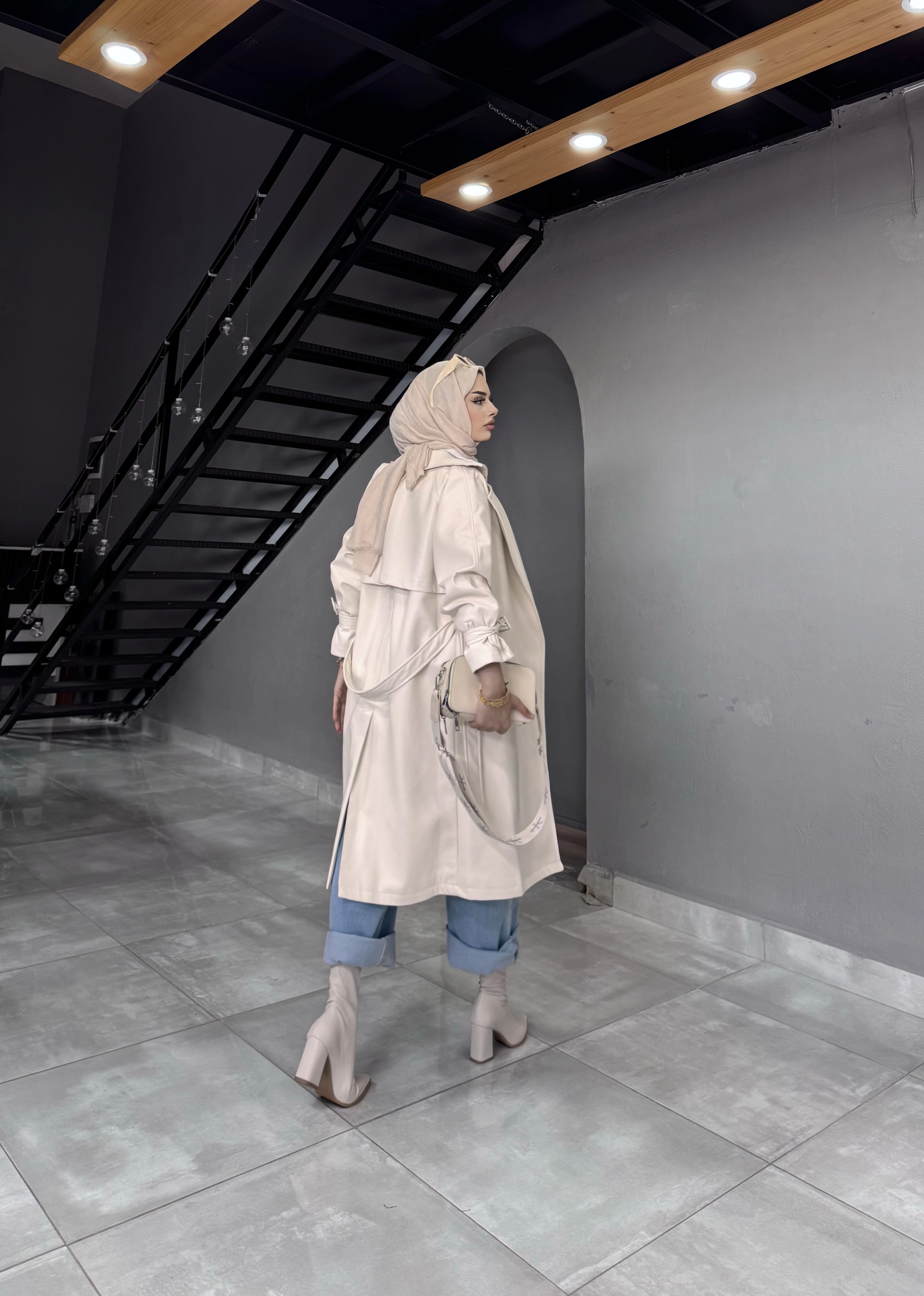 astarlı kemer detaylı taş rengi deri trenç