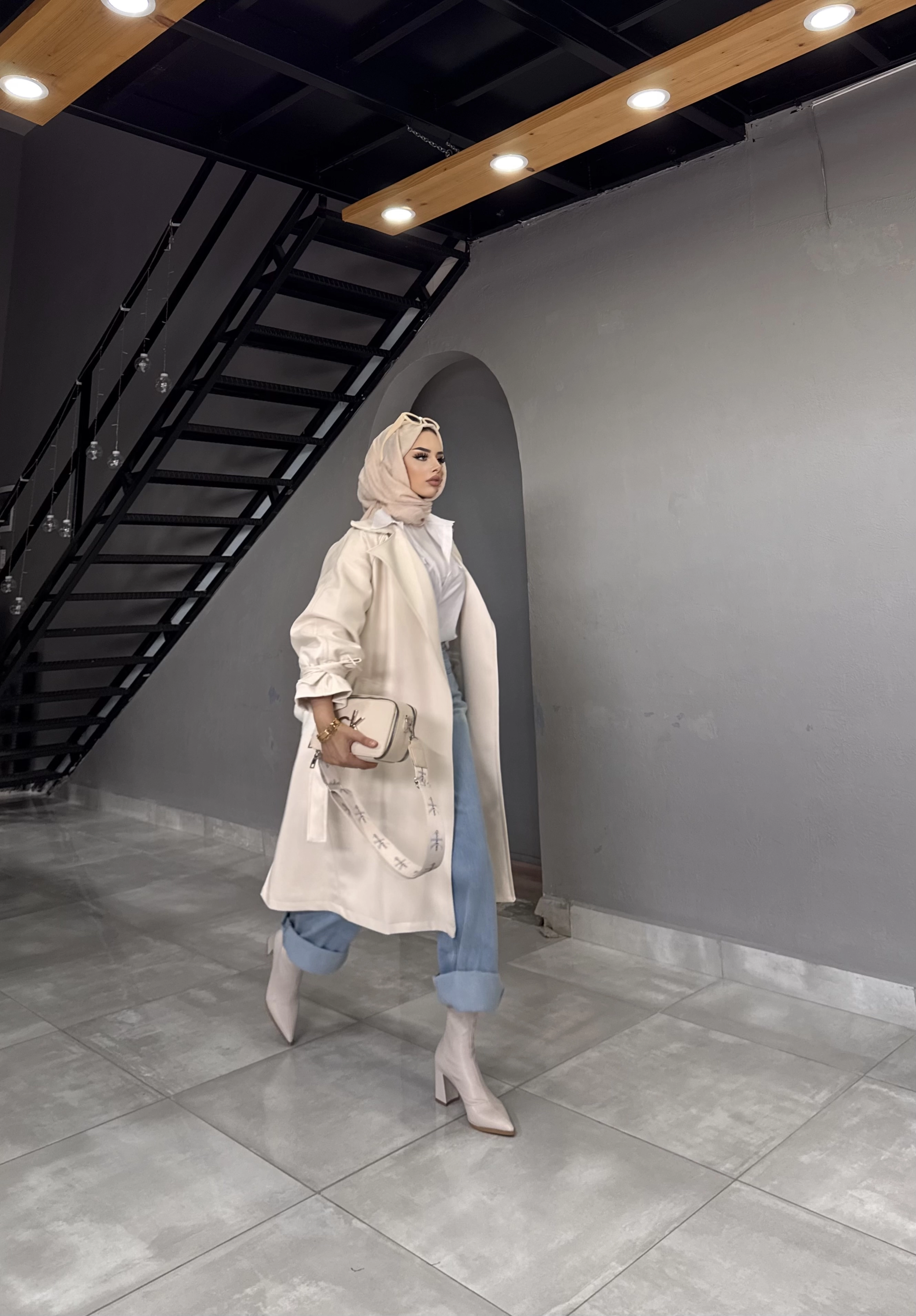astarlı kemer detaylı taş rengi deri trenç