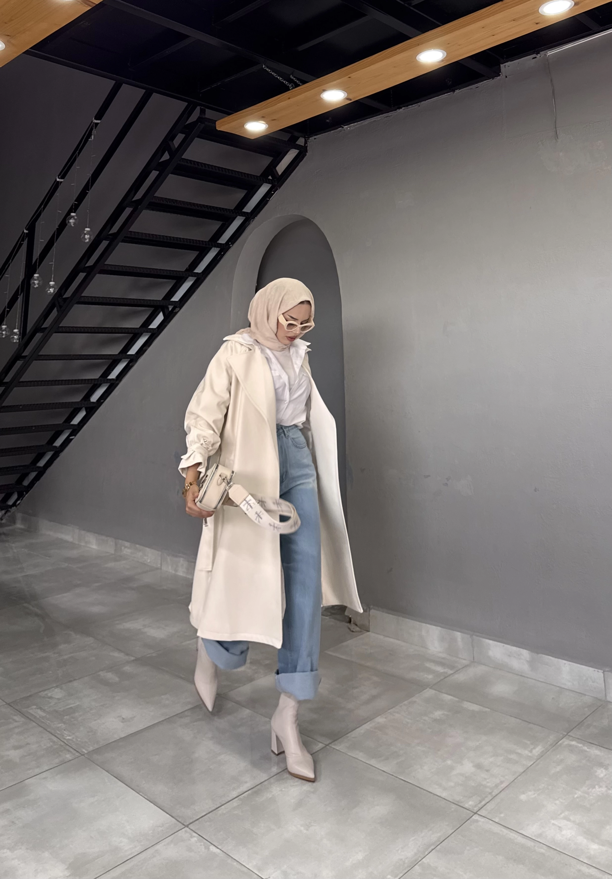 astarlı kemer detaylı taş rengi deri trenç