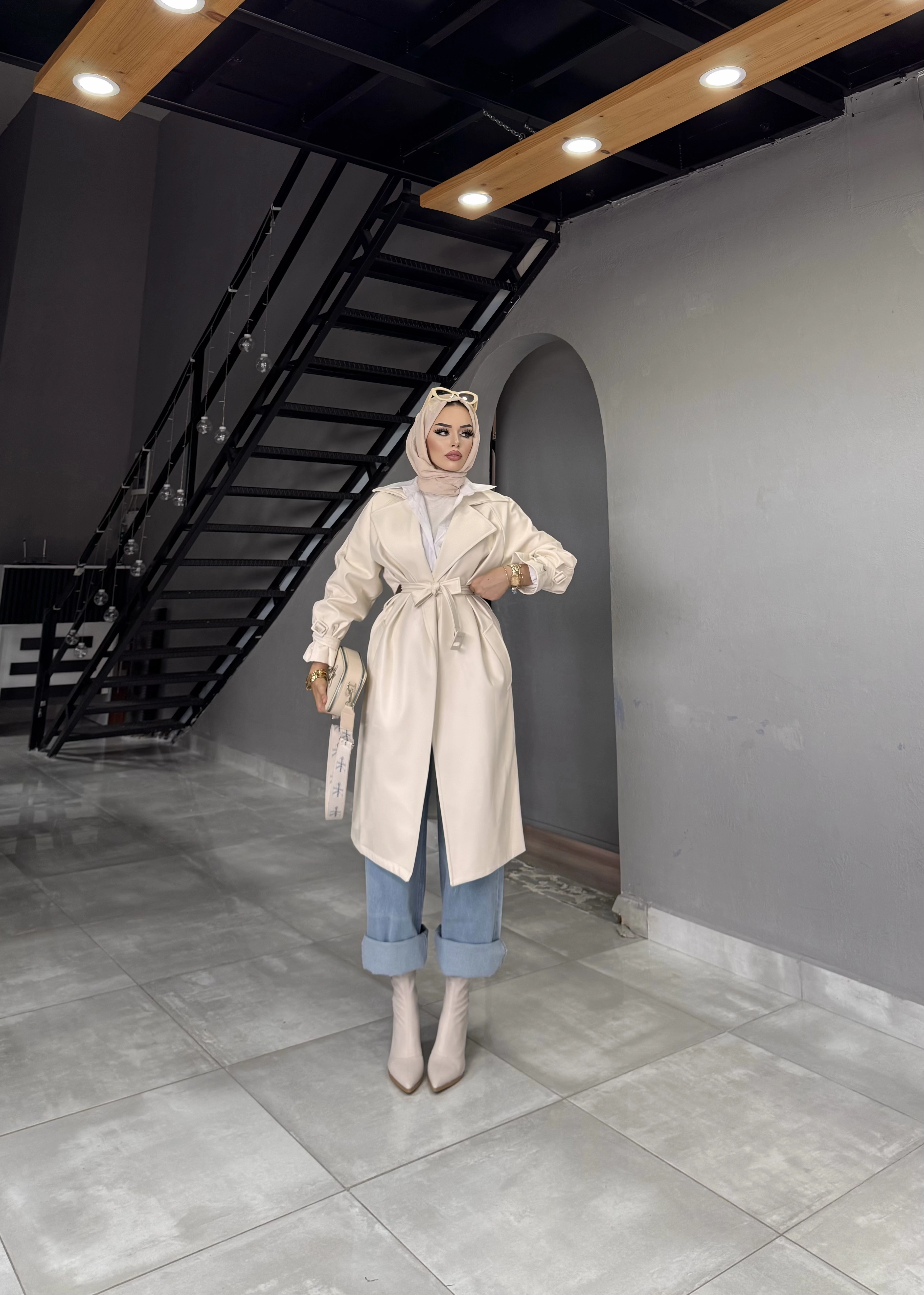 astarlı kemer detaylı taş rengi deri trenç