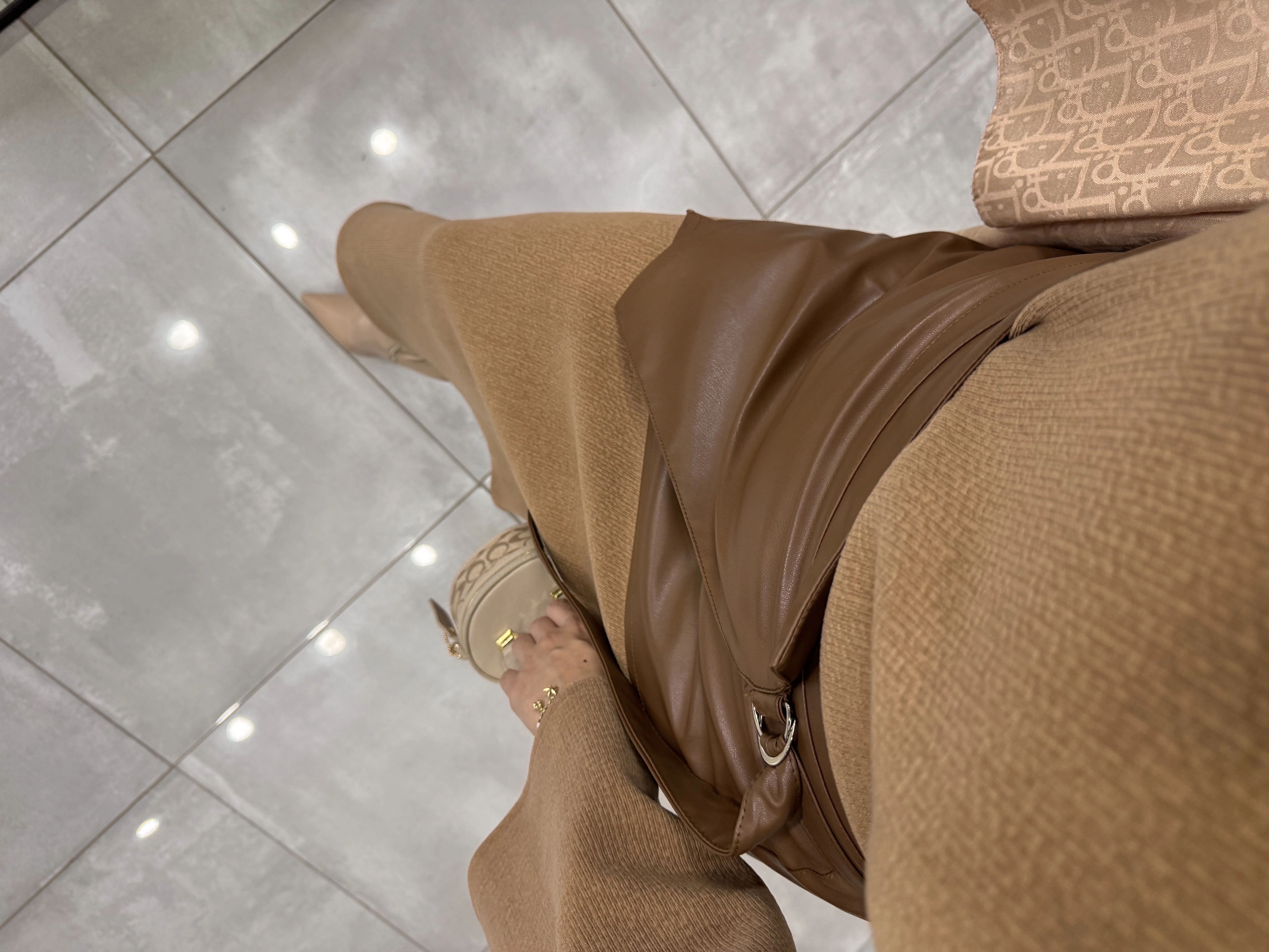 KALIN DERİ KEMERLİ KADİFE ELBİSE CAMEL