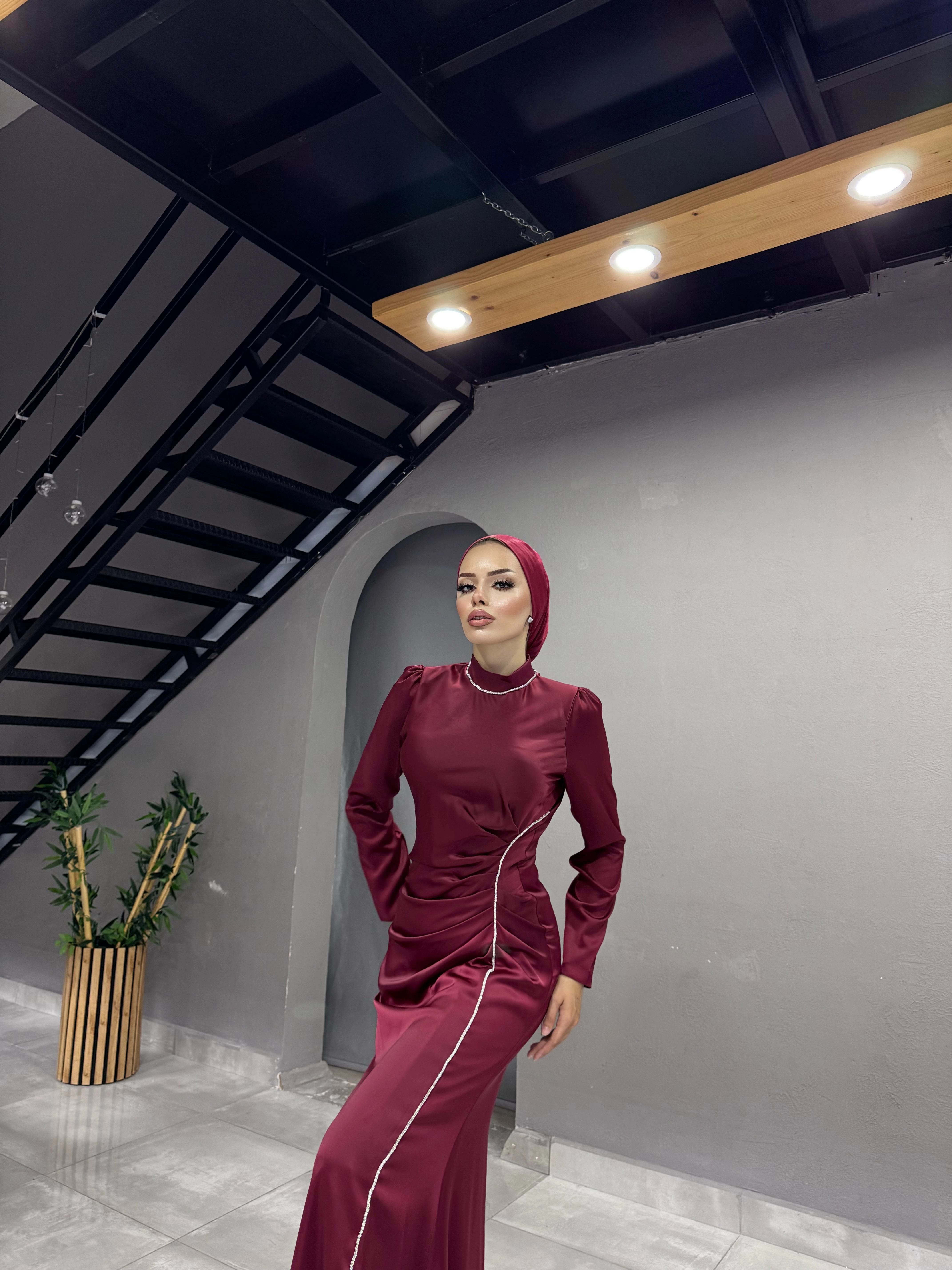 TAŞ DETAYLI BALIK SIRTI ABİYE 